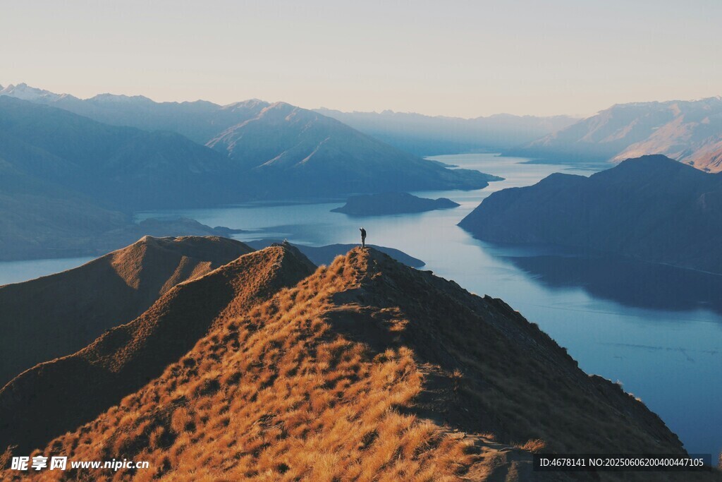 山巅俯瞰壮丽湖景风光