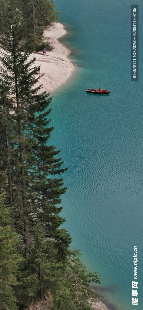 高山湖畔美景