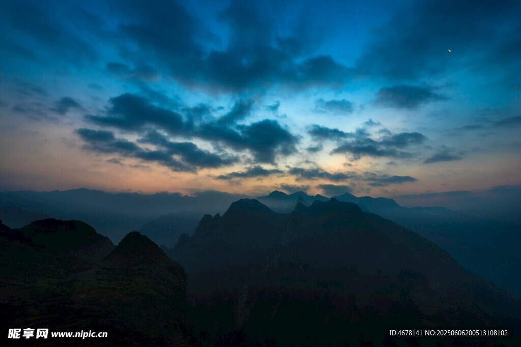壮丽山巅日落天空美景