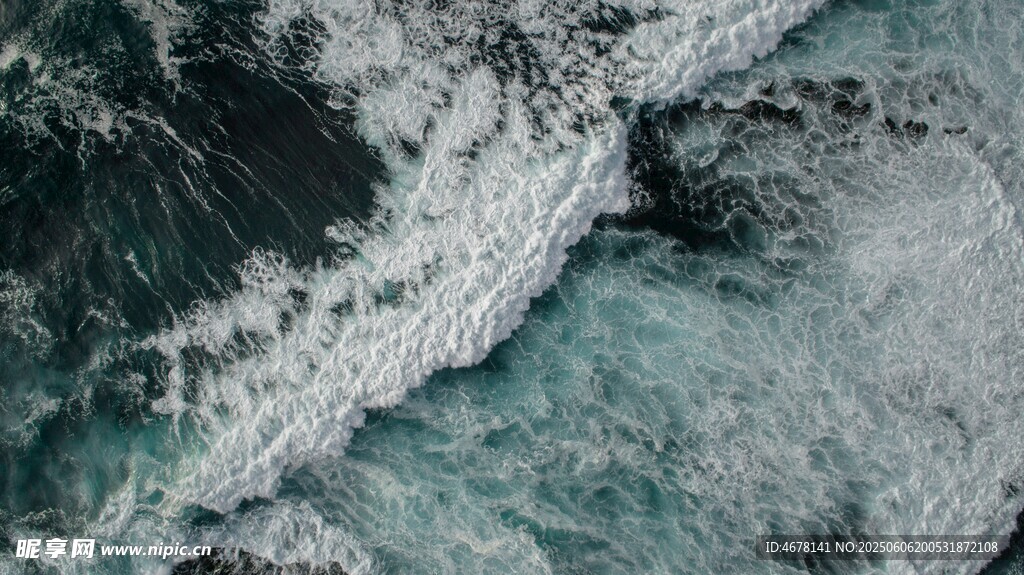 汹涌海浪的壮阔瞬间