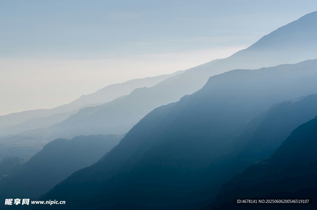 山峦叠嶂的朦胧美景