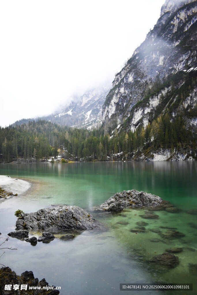 山间碧湖美景