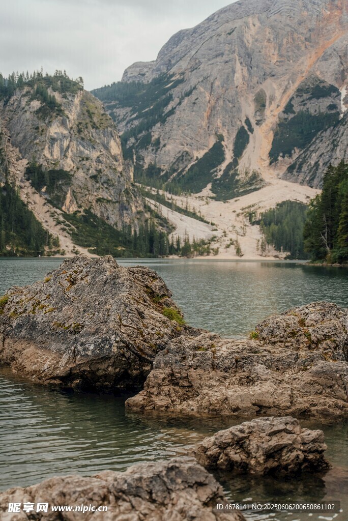 山间湖畔美景