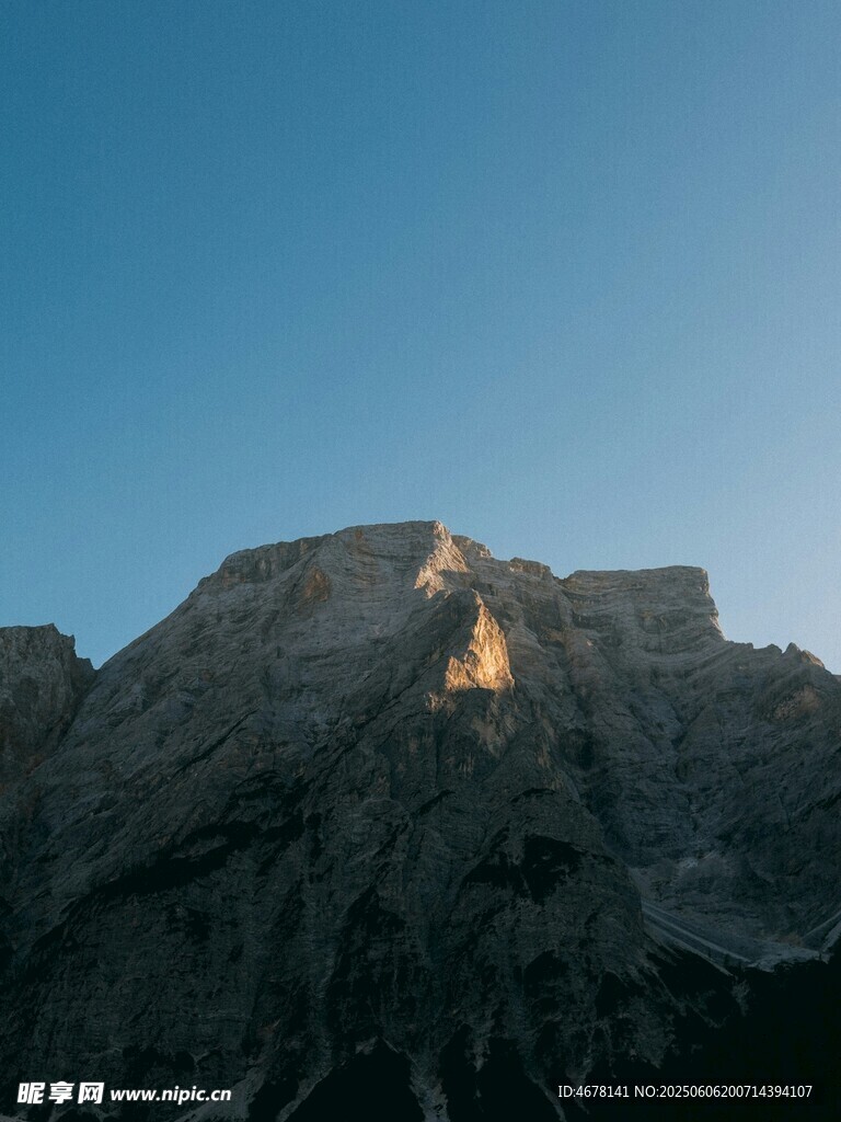 黄昏下的巍峨山峰