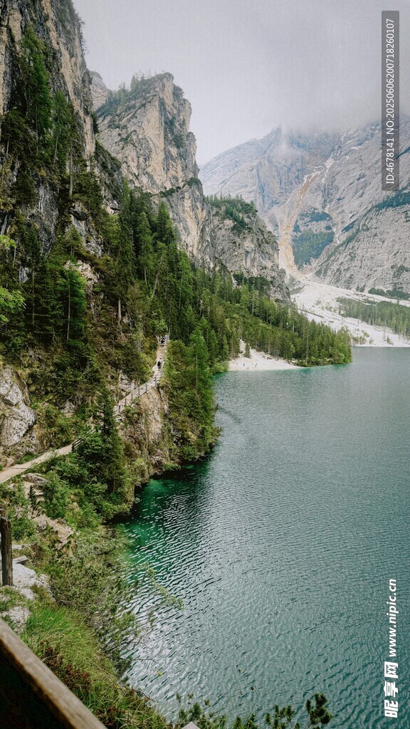山间碧湖美景