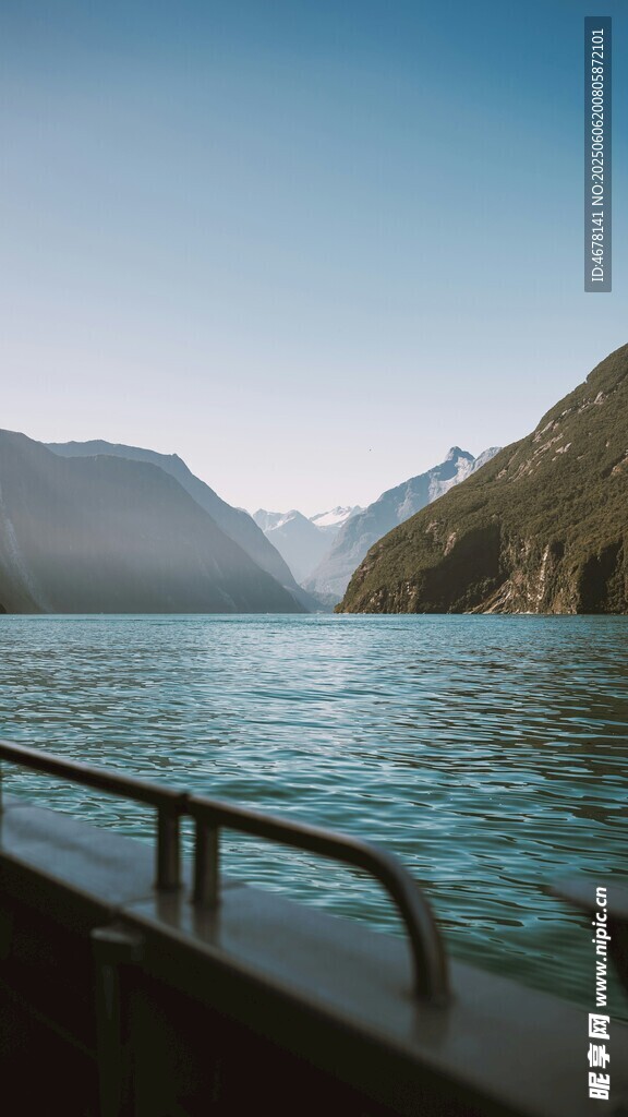 湖畔美景 山水相映成趣