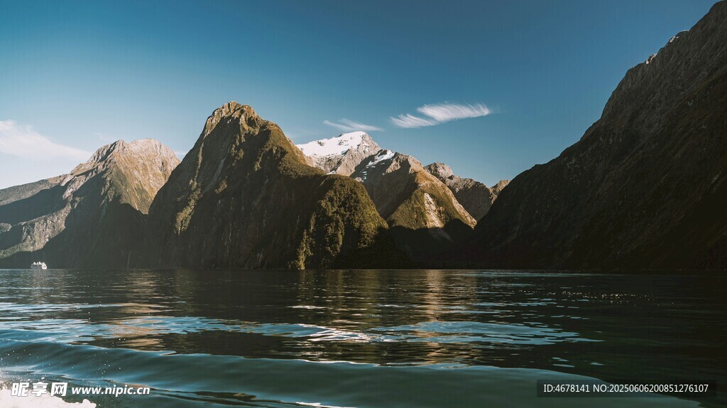 壮丽山水间的静谧湖景