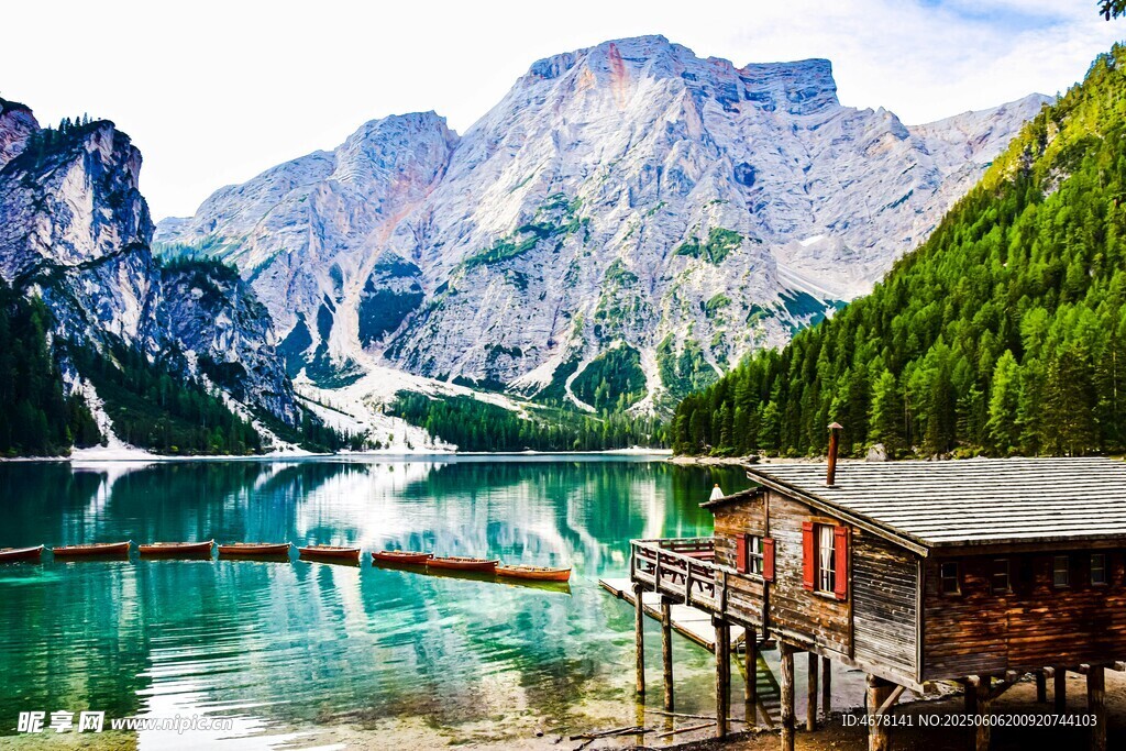 湖畔木屋与壮丽山景