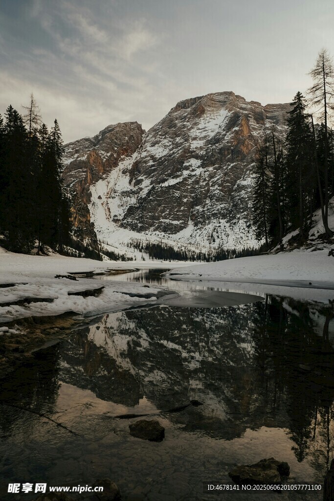 雪山湖畔美景