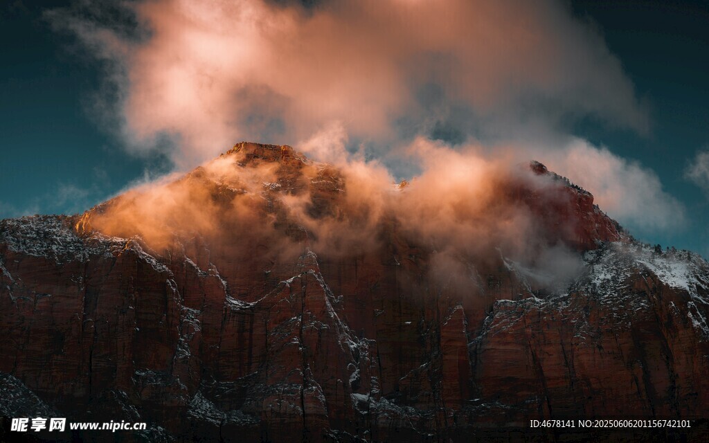 壮丽山巅云雾缭绕景观