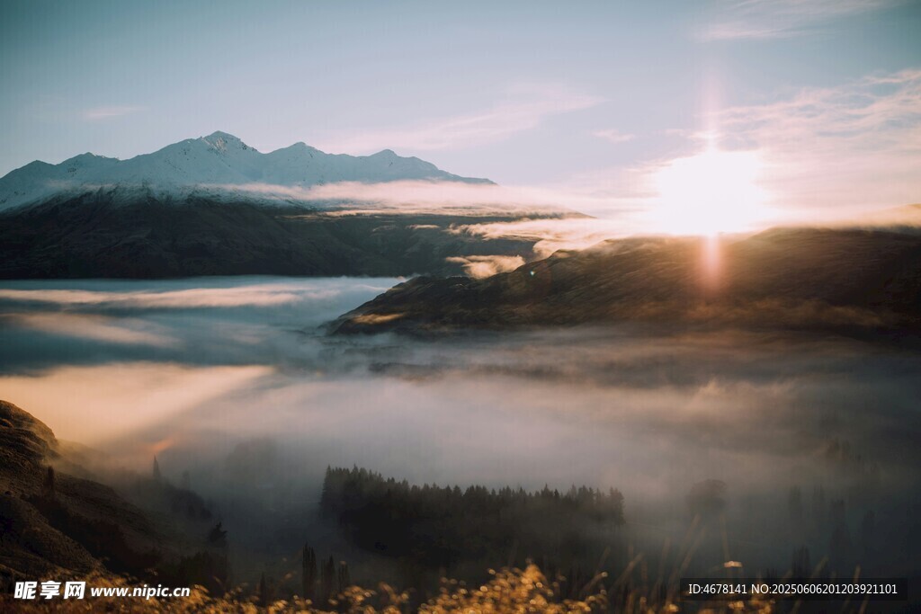 日出云海间的壮美山景