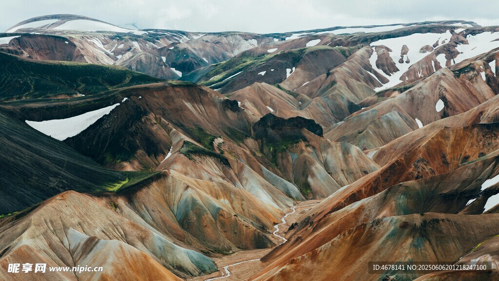 五彩斑斓的壮丽山地景观