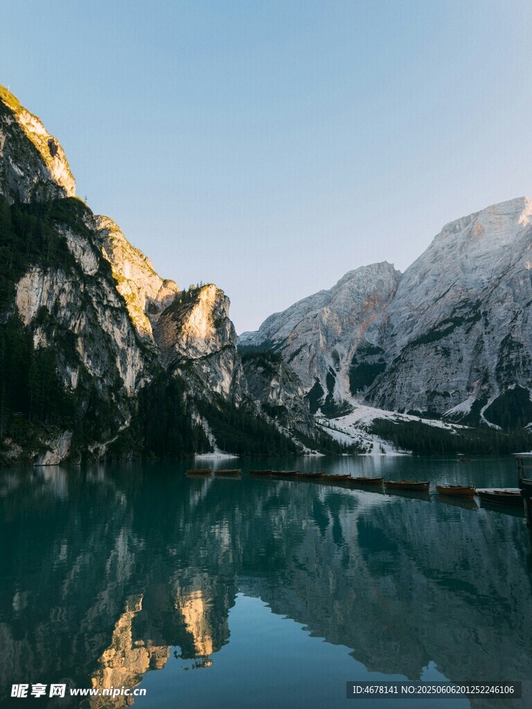 山间静湖美景