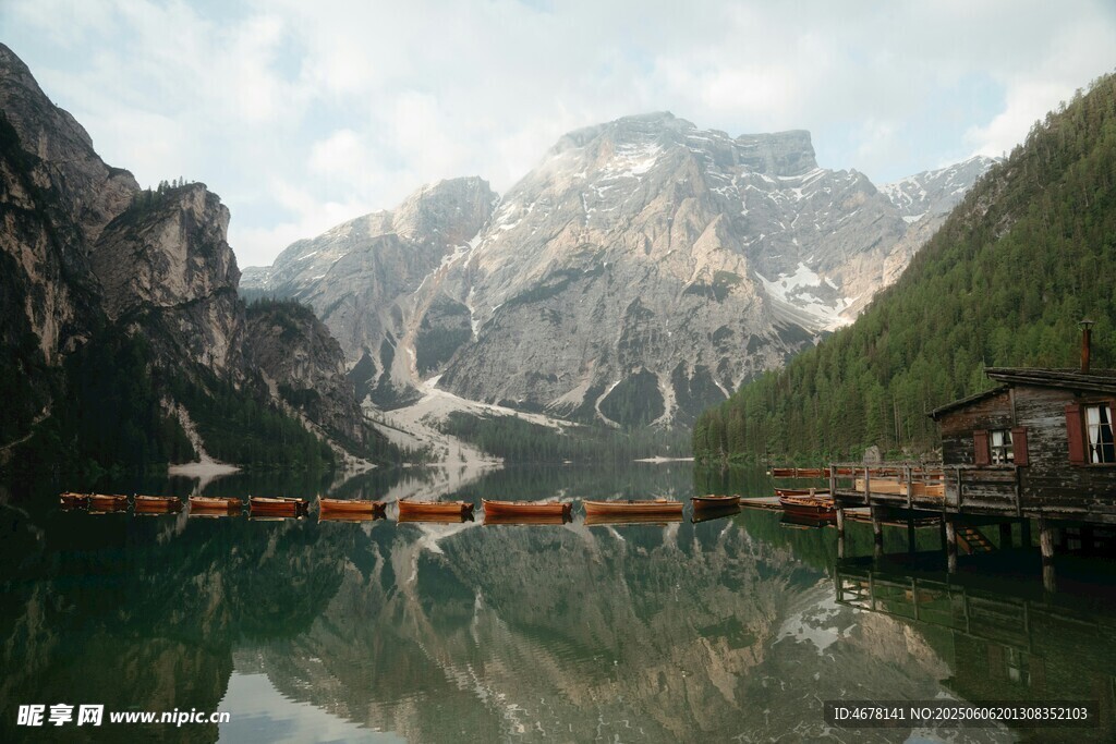 湖畔山景 宁静的自然风光