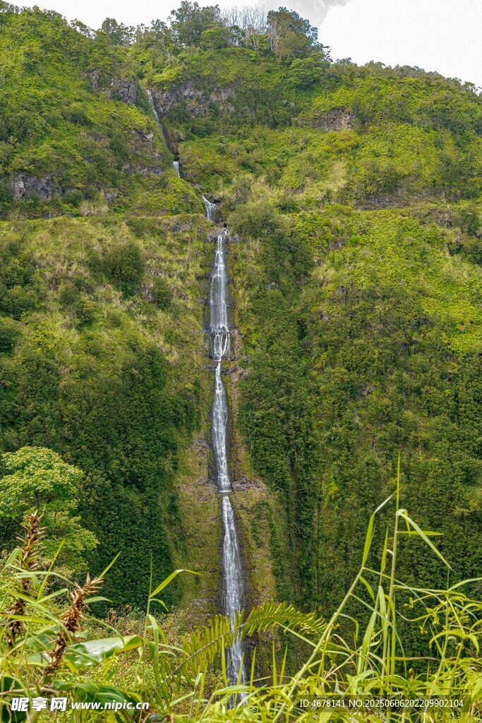 山间瀑布绿意环绕的美景