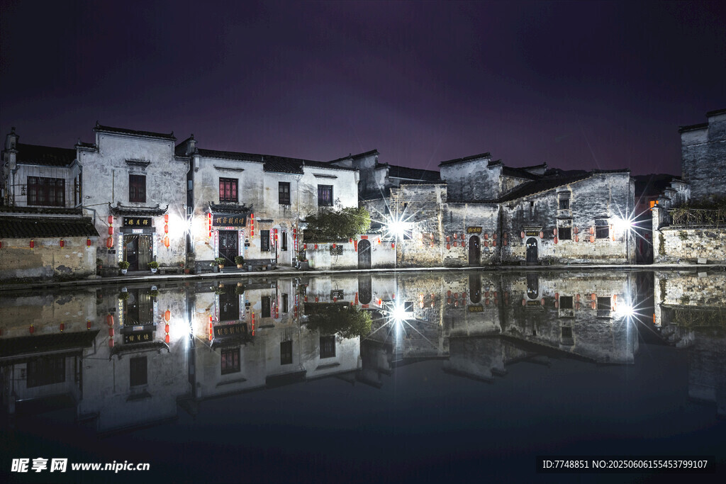 水乡夜景古建筑倒影如画