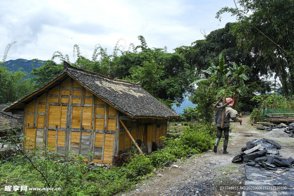 乡村小屋旁的户外场景