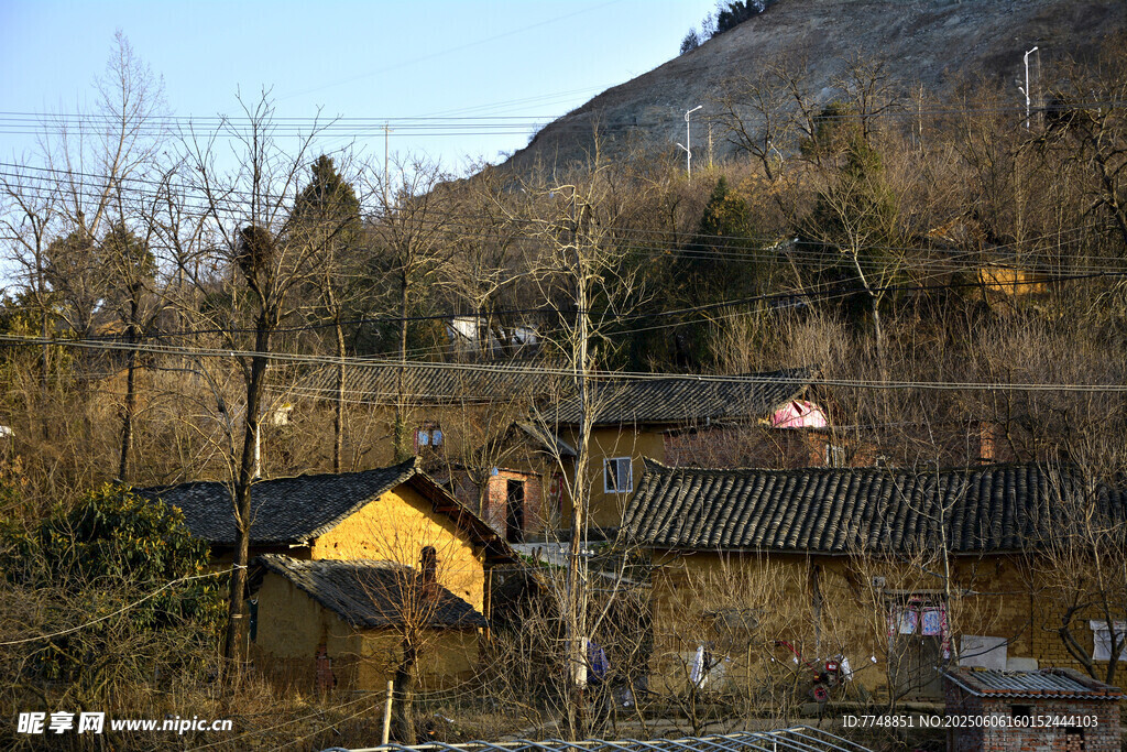 山村冬日景象