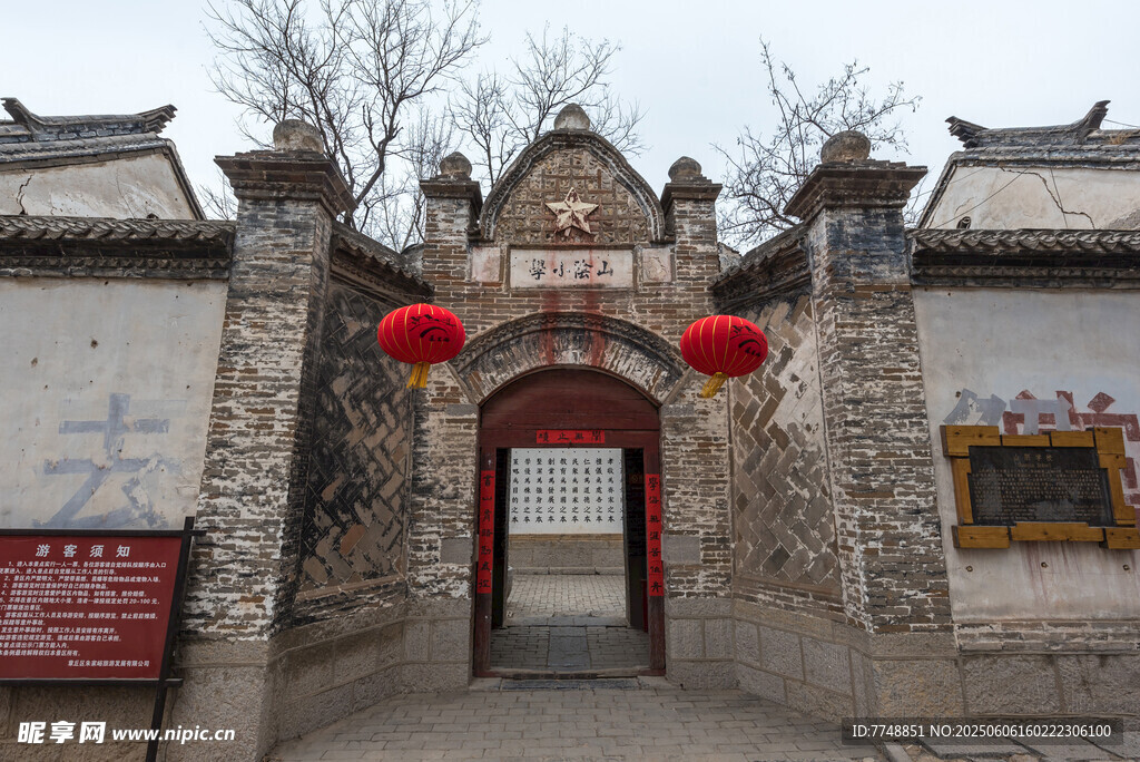古旧中式宅院大门景象