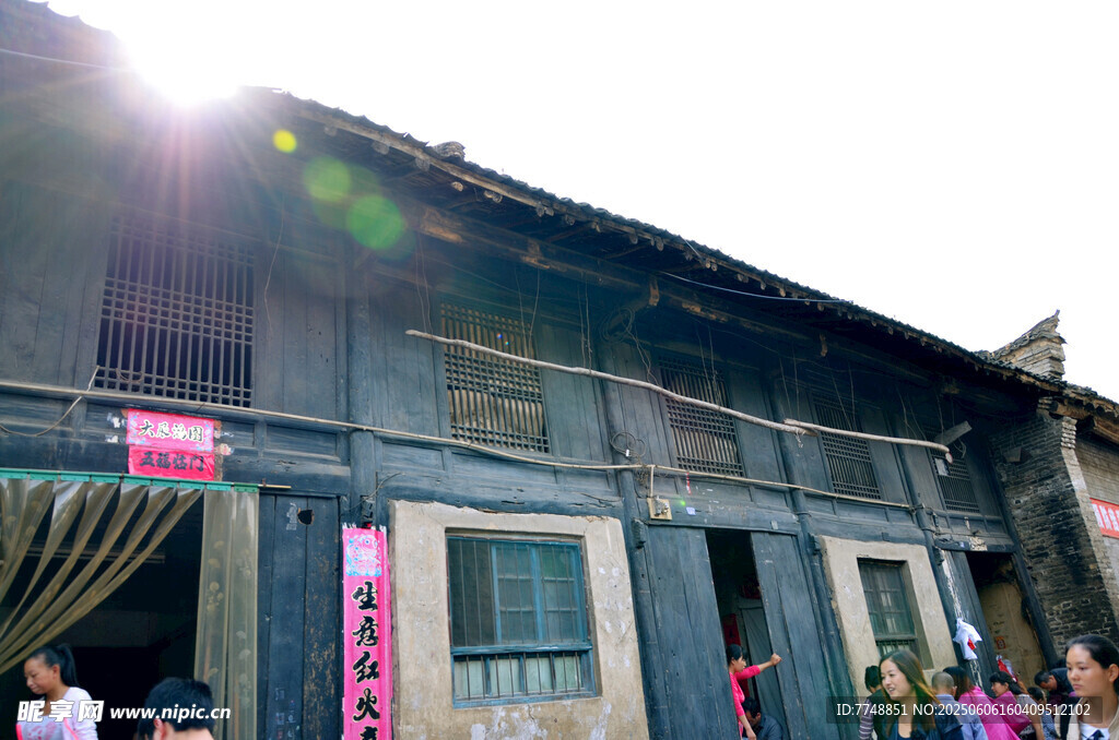 古旧民居前人来人往
