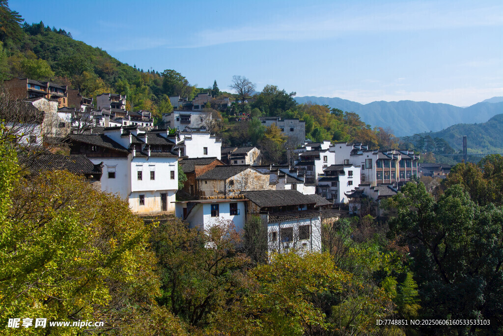 山村秋景图