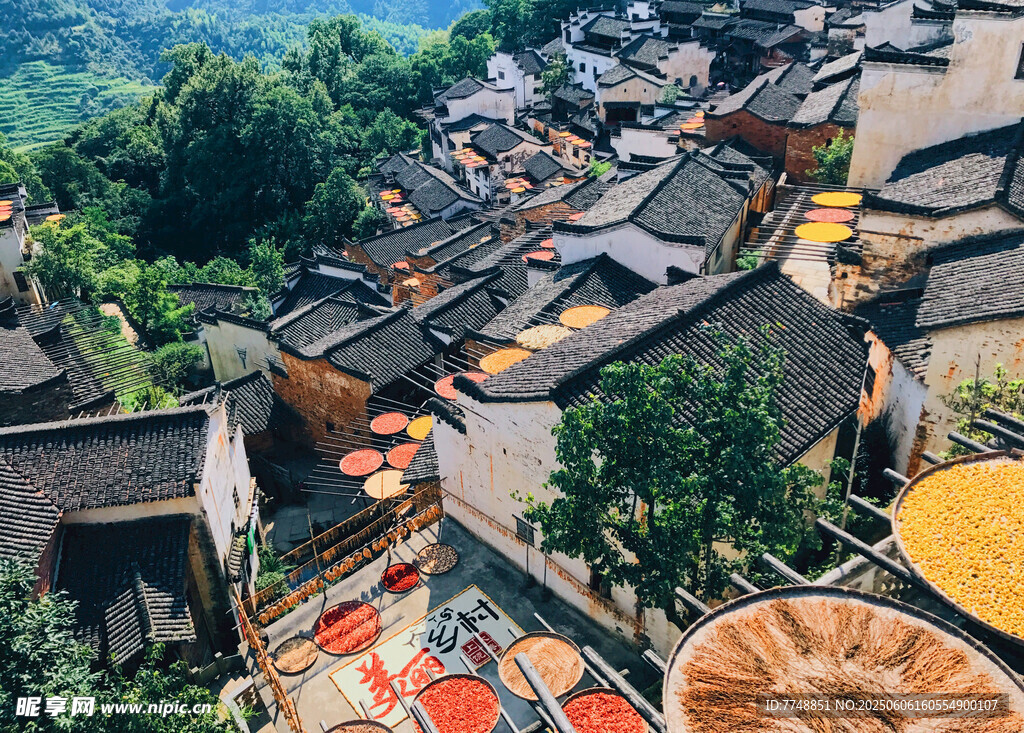 古村落屋顶晾晒景象