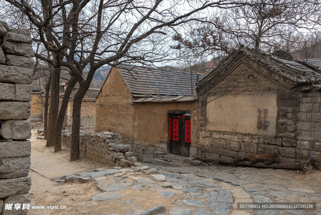 古朴乡村小屋的宁静景象