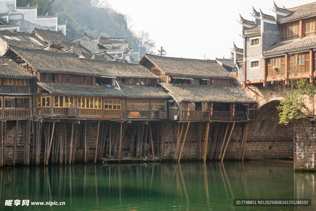 湘西水上吊脚楼美景