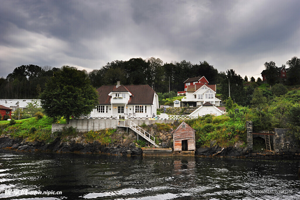 湖畔小屋风景如画
