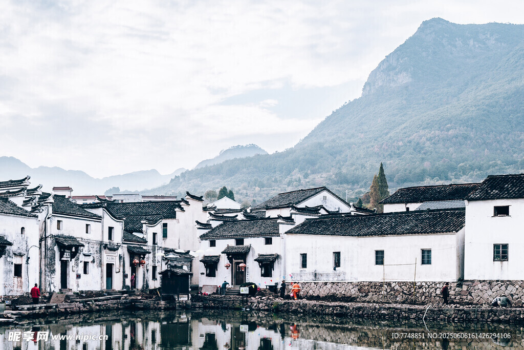 江南水乡白墙黛瓦景致