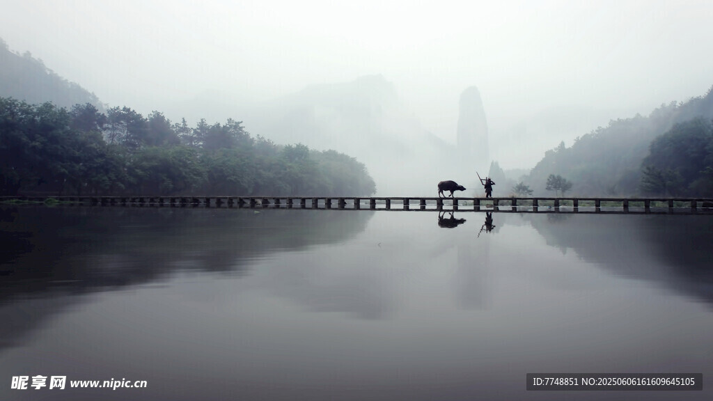 雾中长桥 桥上行人漫步
