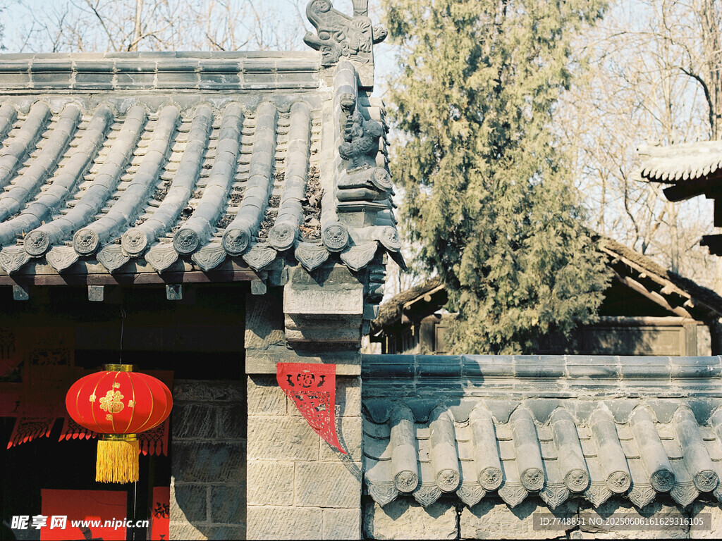 中式古建挂红灯笼景象