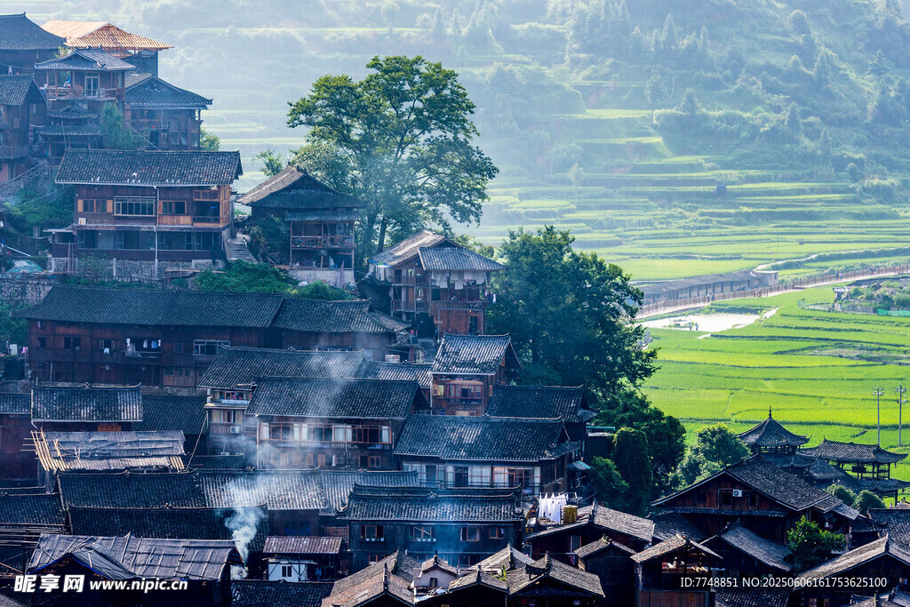 苗寨晨景 青山绿野炊烟