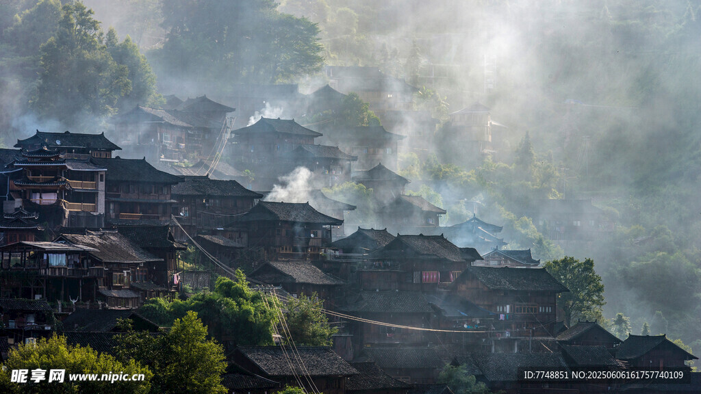山间村落晨雾缭绕美景