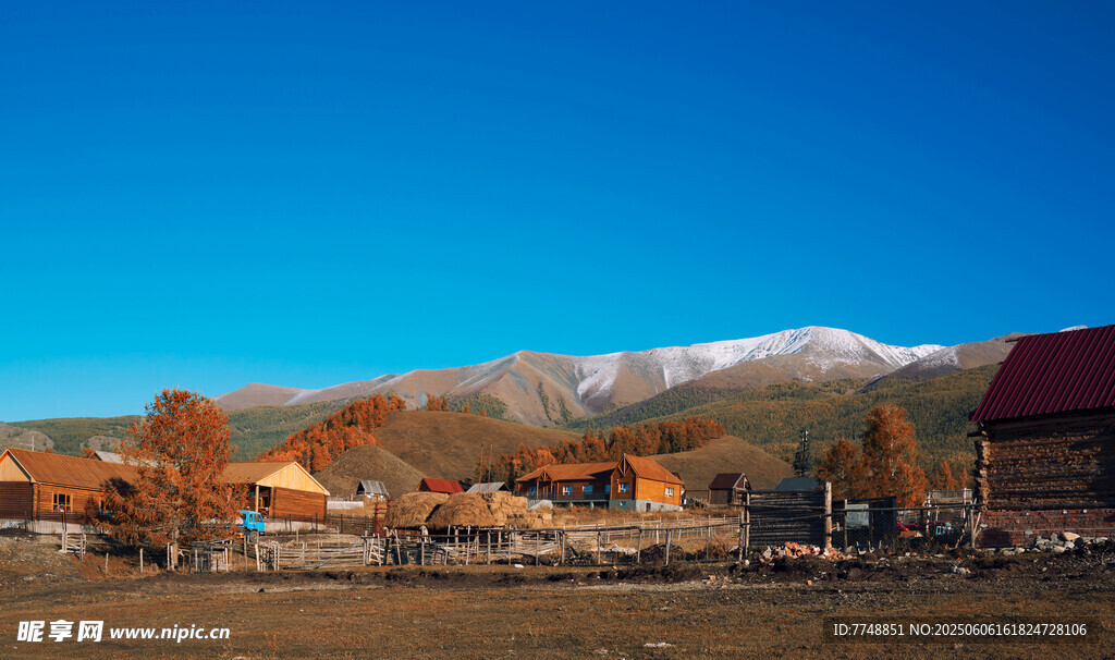 秋日山间村落美景