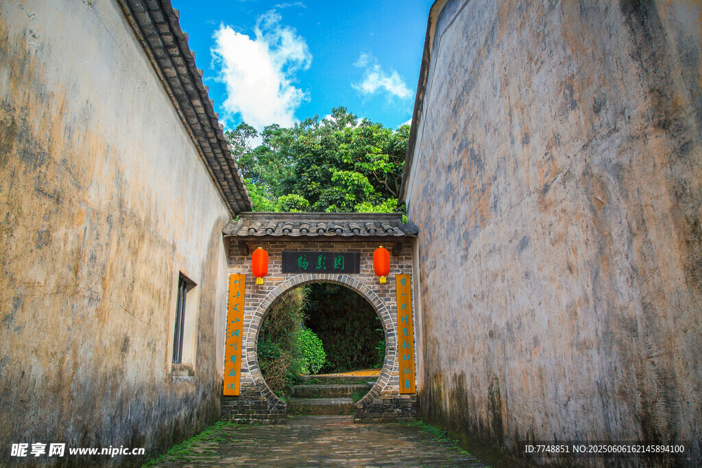 古巷中的中式拱门建筑