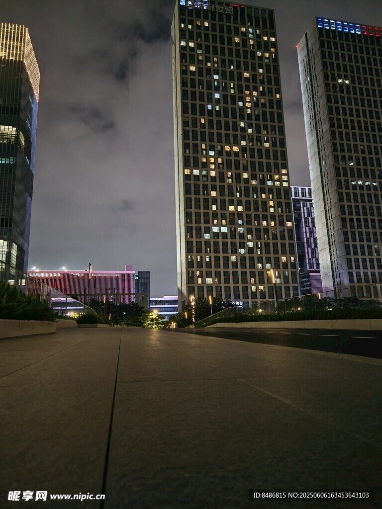 都市夜景下的高楼道路
