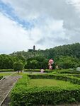 美丽园林景观与远处城堡