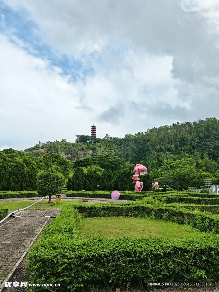 美丽园林景观与远处城堡