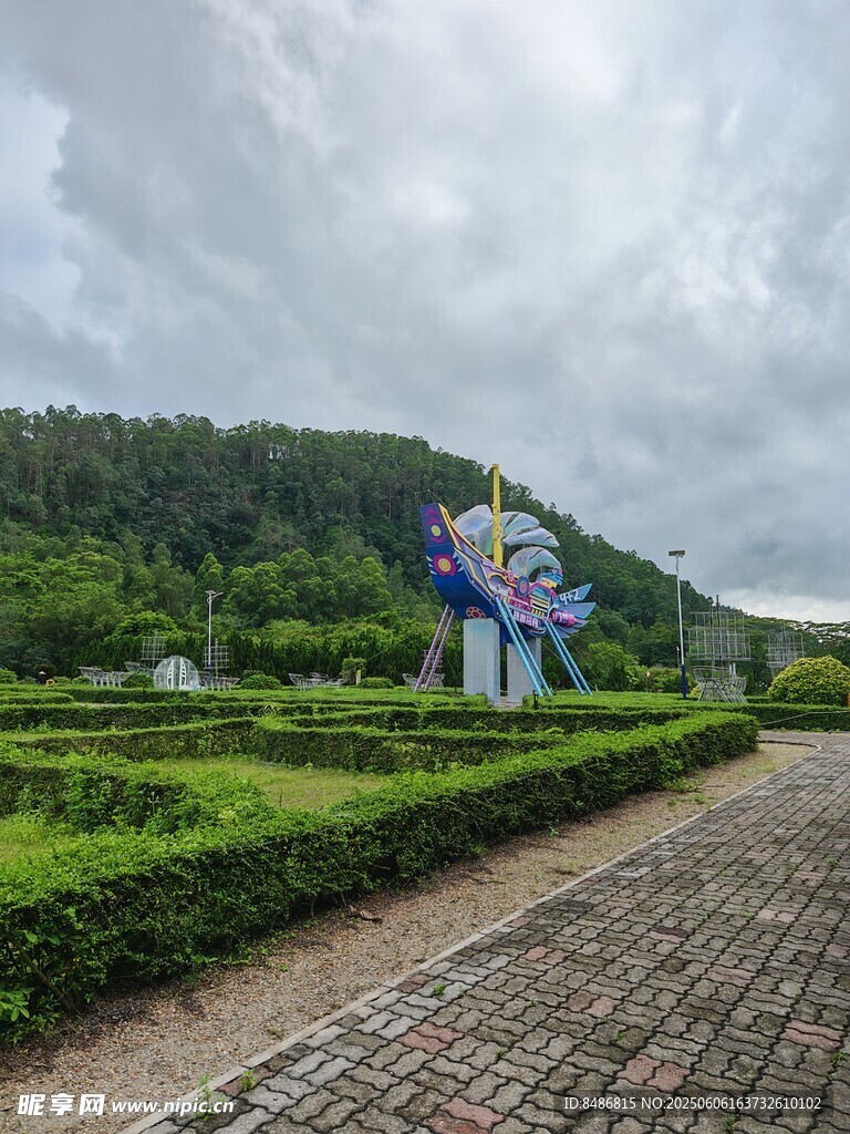 花园中的蝴蝶造型景观