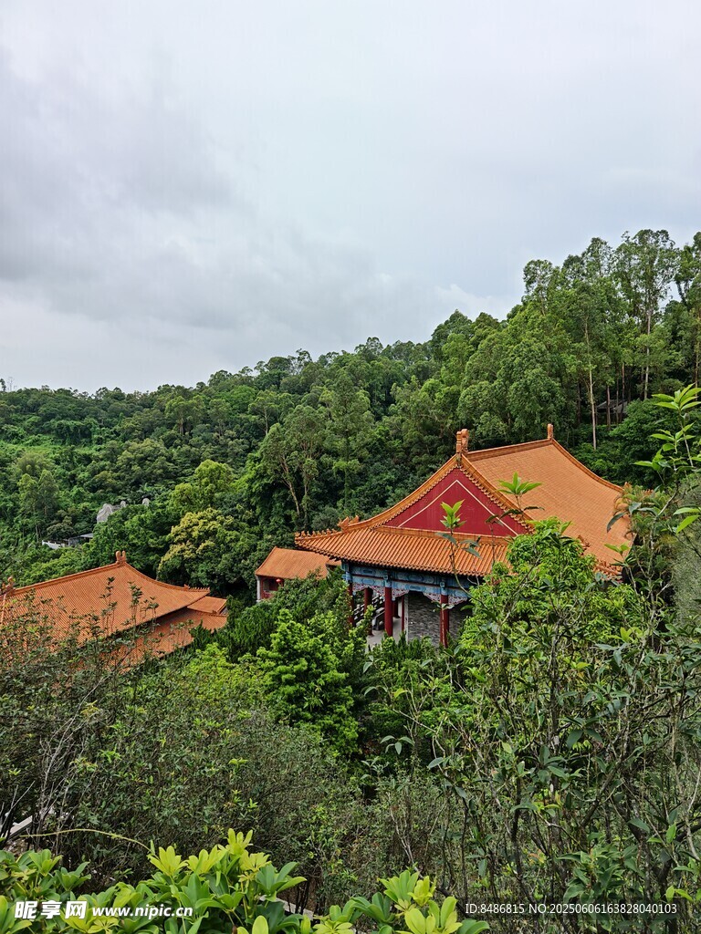 山林中的红顶建筑