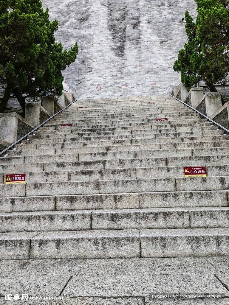 石阶步道 通往绿意景致