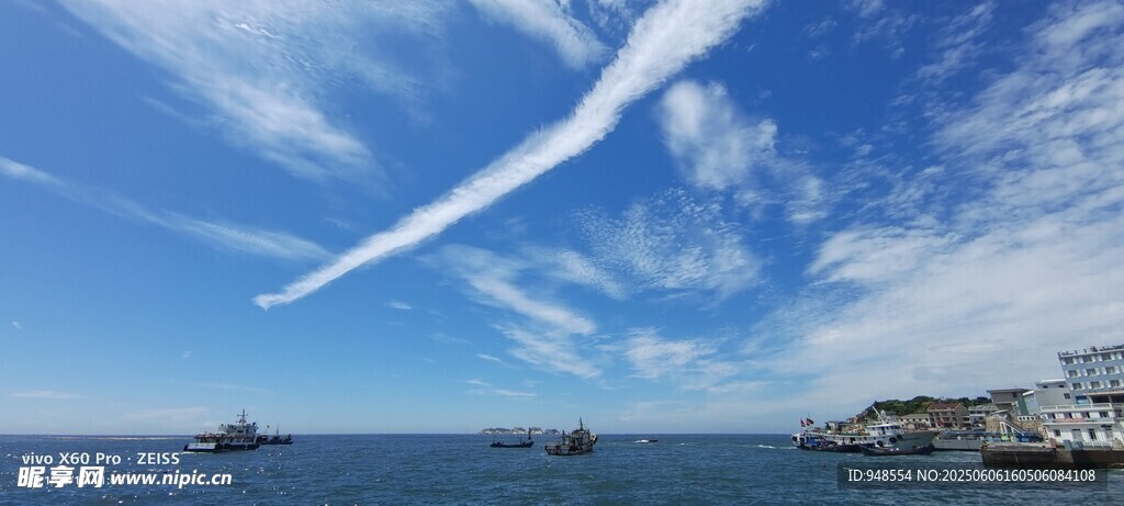 蓝天白云海岸