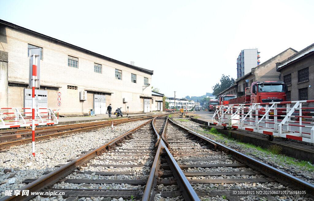 铁路轨道与周边建筑景观
