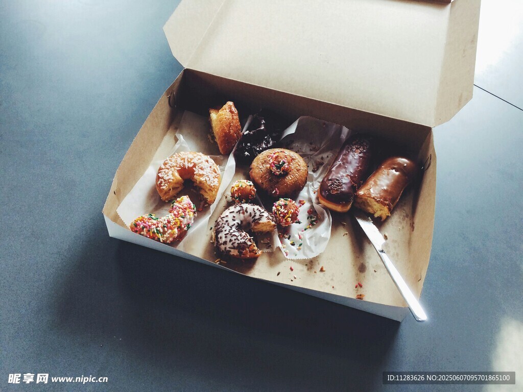 美味多样的盒装油炸食品