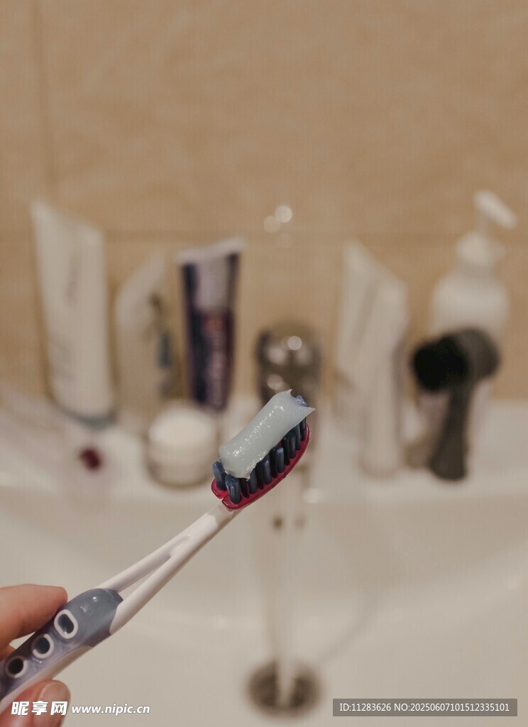 手持牙刷特写