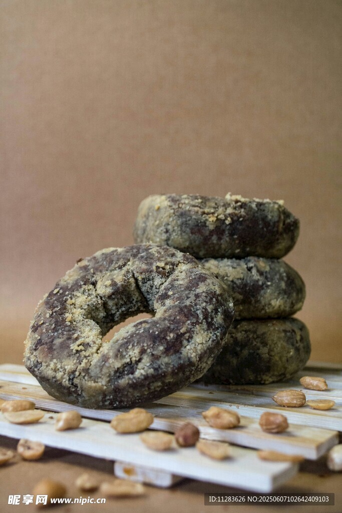 堆叠的特色黑芝麻糕点