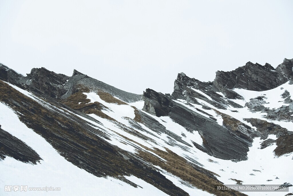雪山峻岭壮丽风光