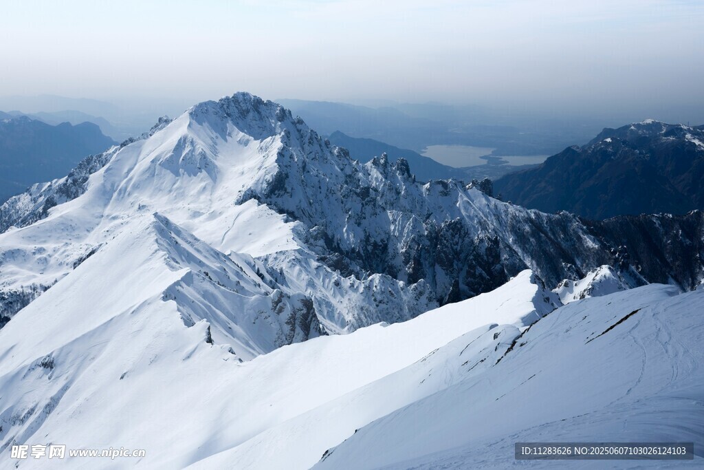 壮丽雪山景观