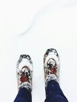 雪地中的多彩鞋履